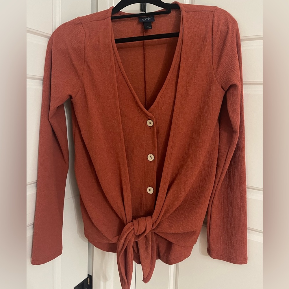Button down v-neck top
Front wrap tie detail, brand is Daytrip, size small